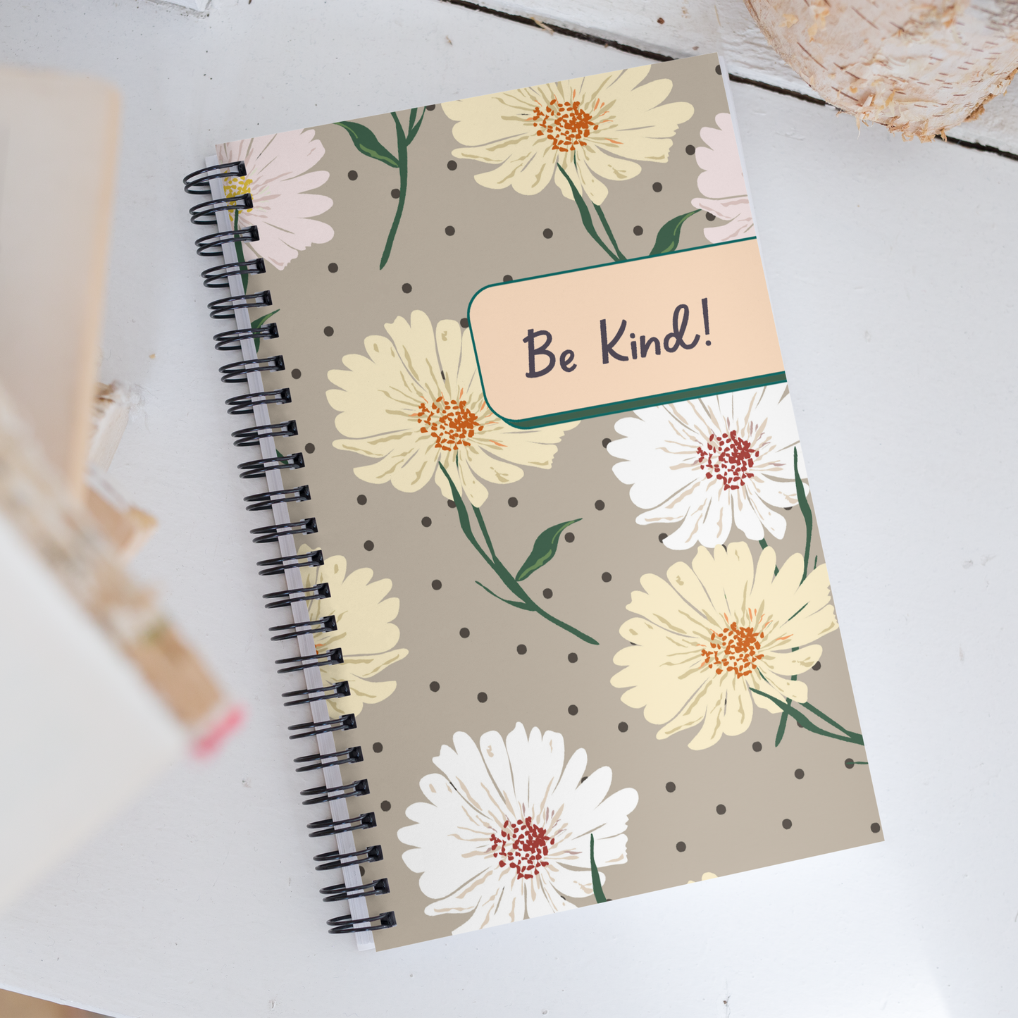 Cuaderno de espiral con páginas punteadas "Be Kind": su compañero para el cuidado personal y la bondad